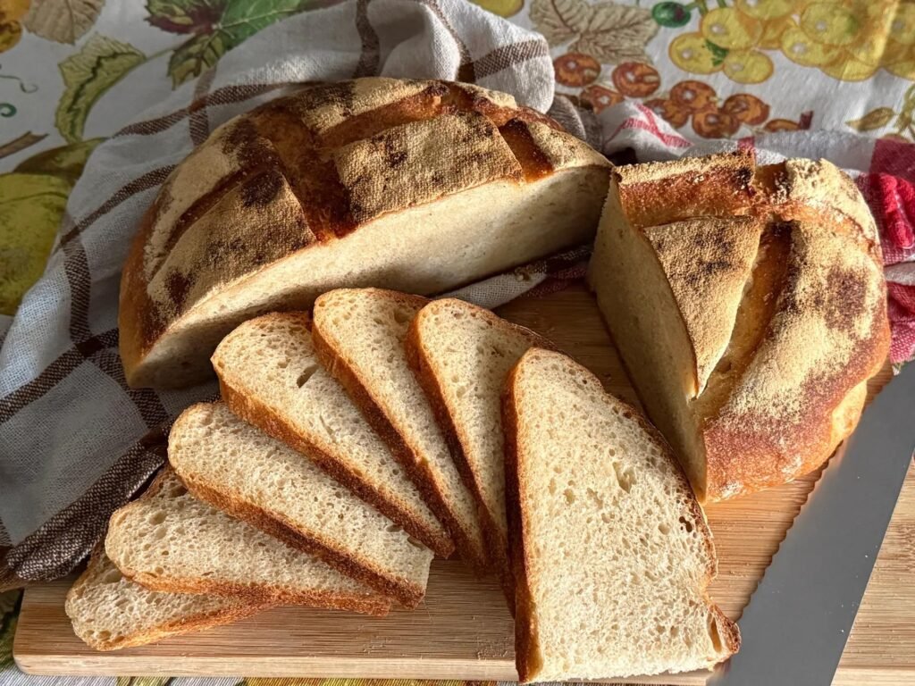 Pane di semola fatto in casa intero e tagliato a fette 