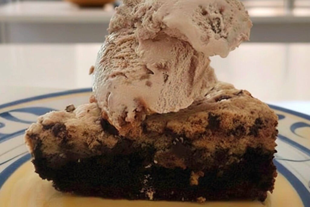 Una fetta di torta brookie con sopra del gelato alla vaniglia