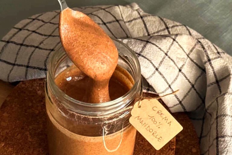 La crema 100% mandorle senza zucchero che preparo per rendere speciale anche una colazione semplice