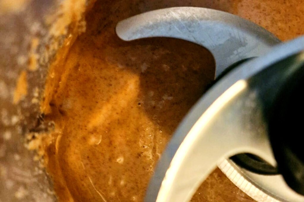 Preparazione della crema di mandorle in frullatore