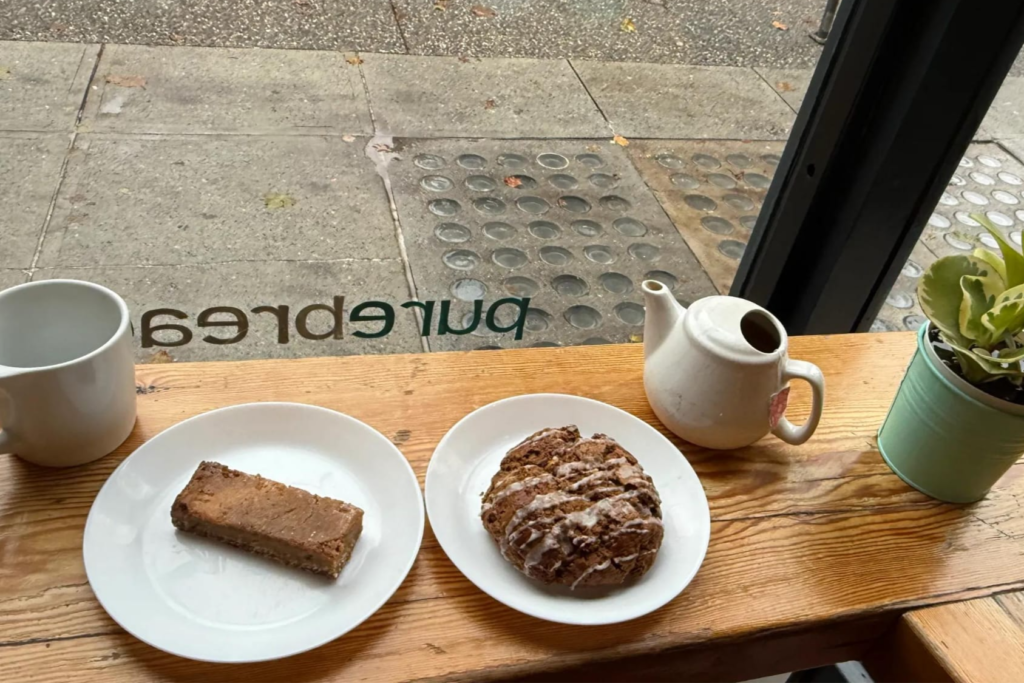 Due dolci e un té davanti alla vetrina di una bakery a Vancouver