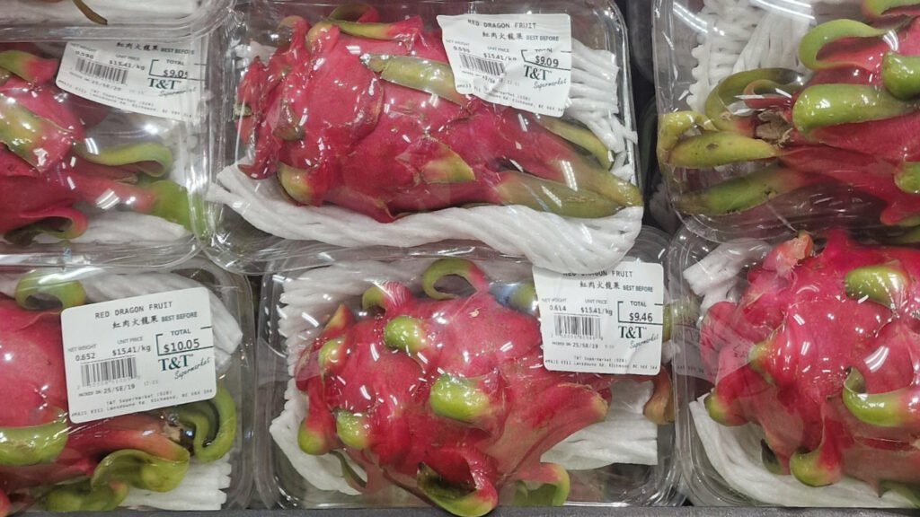 Dragon fruit confezionato al banco frutta e verdura