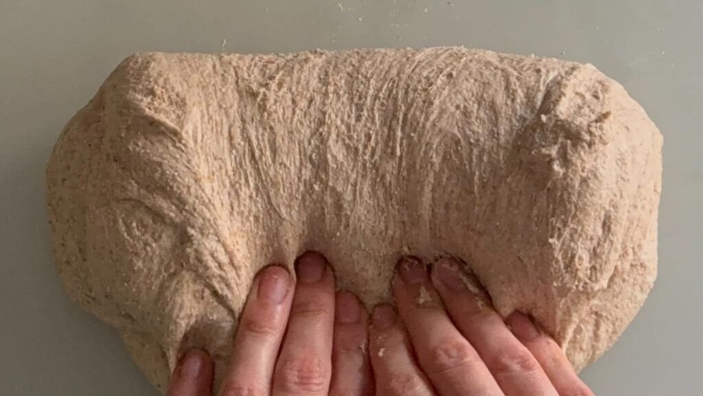 Mani che impastano un pan bauletto