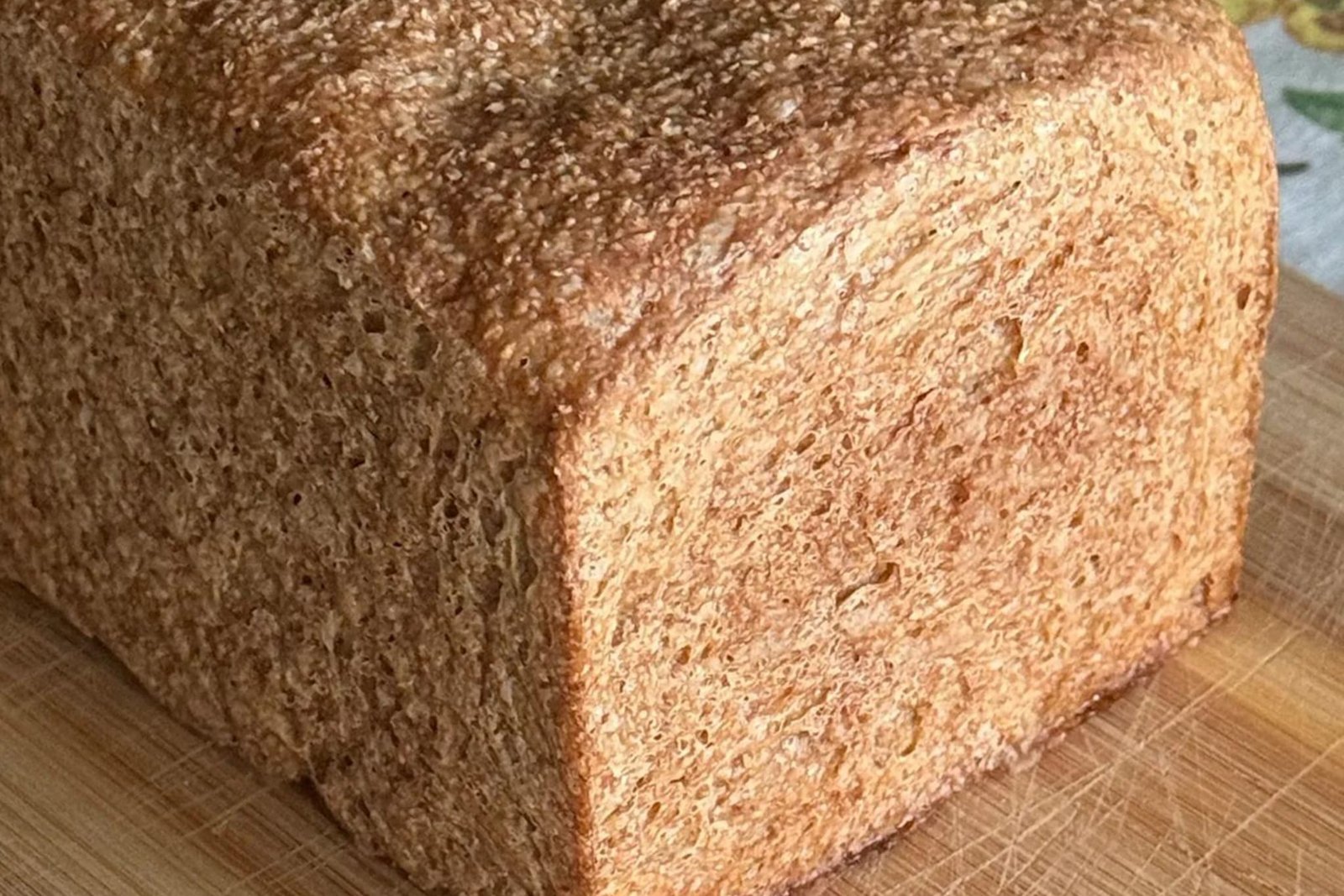 Pan bauletto integrale su tagliere di legno