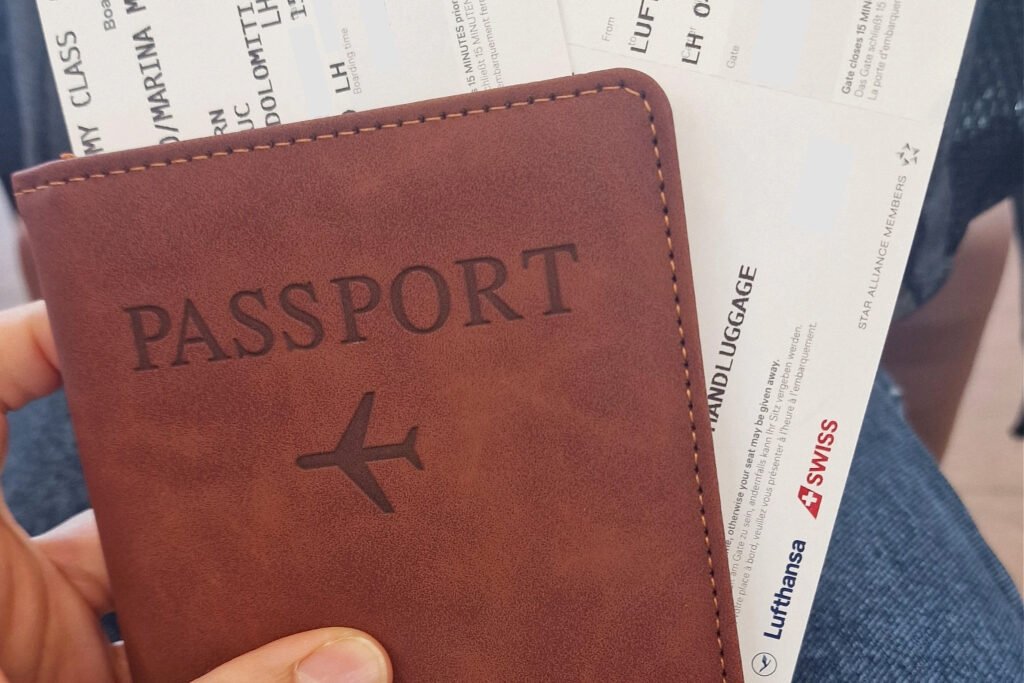 Porta passaporto e biglietti aerei