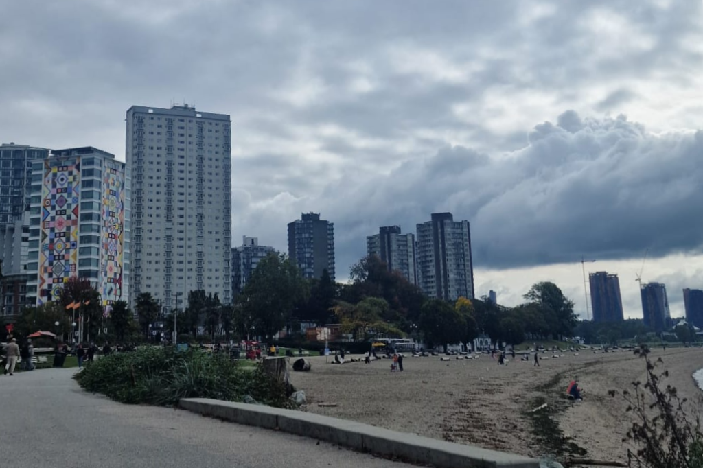 Spiaggia di Vancouver con cielo grigio e nuovoloso