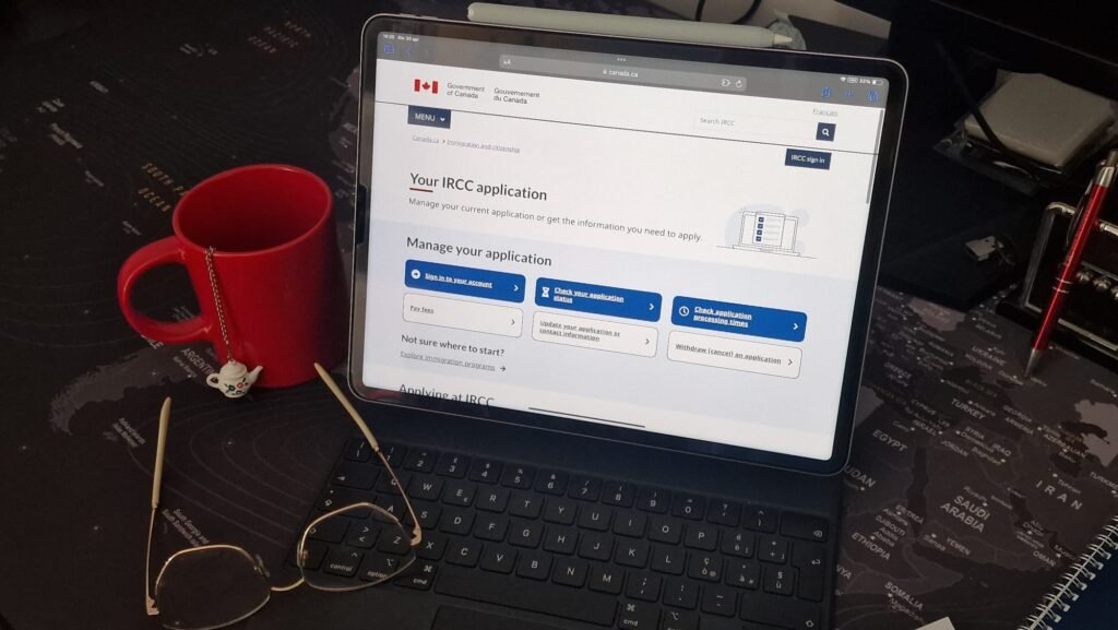 Tablet con pagina internet su portale del governo Canadese