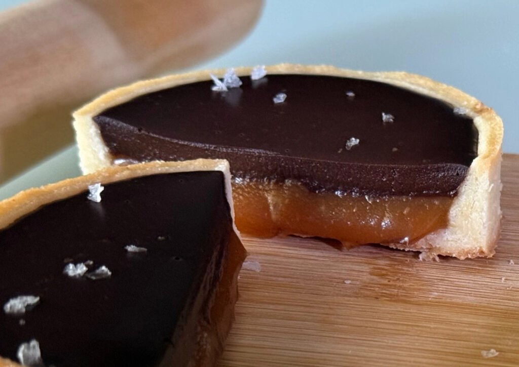 Sezione di una tartelletta al caramello salato e cioccolato fondente