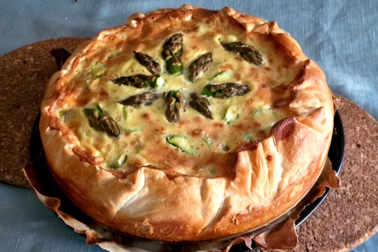 Torta salata agli asparagi: una ricetta primaverile semplice per tutti i giorni