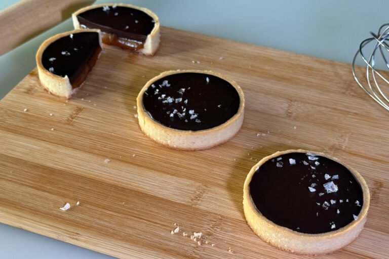 Caramello salato e cioccolato fondente: le mie tartellette più golose