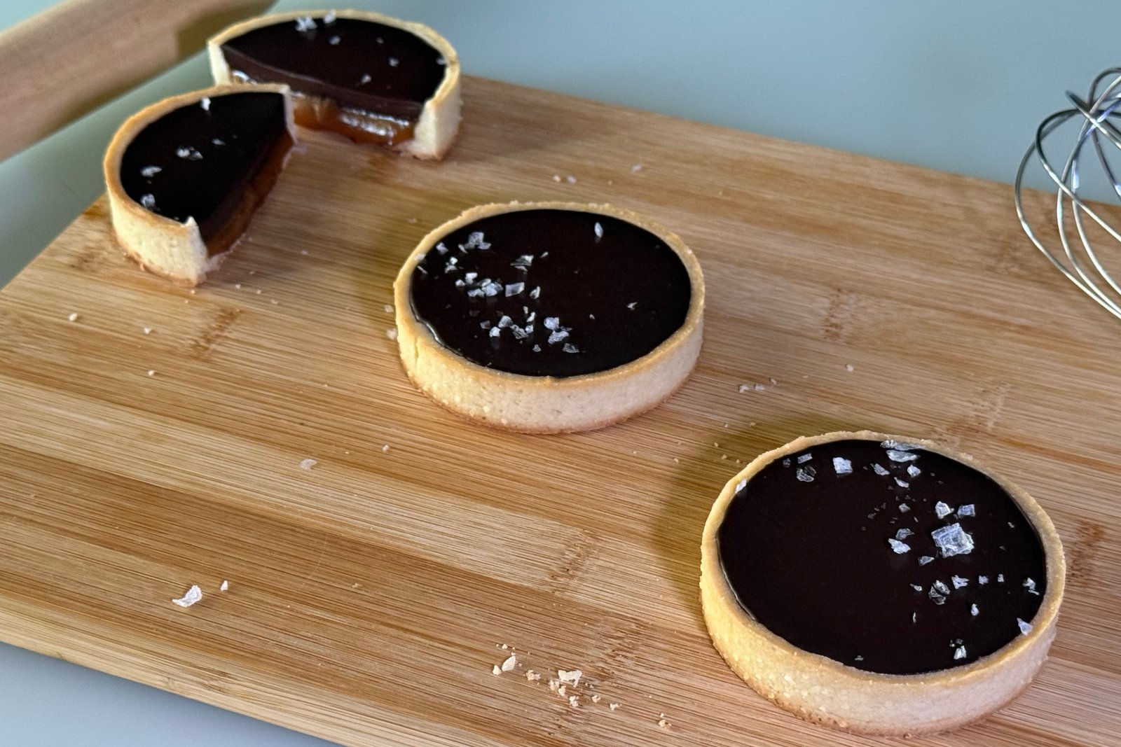Caramello salato e cioccolato fondente: le mie tartellette più golose