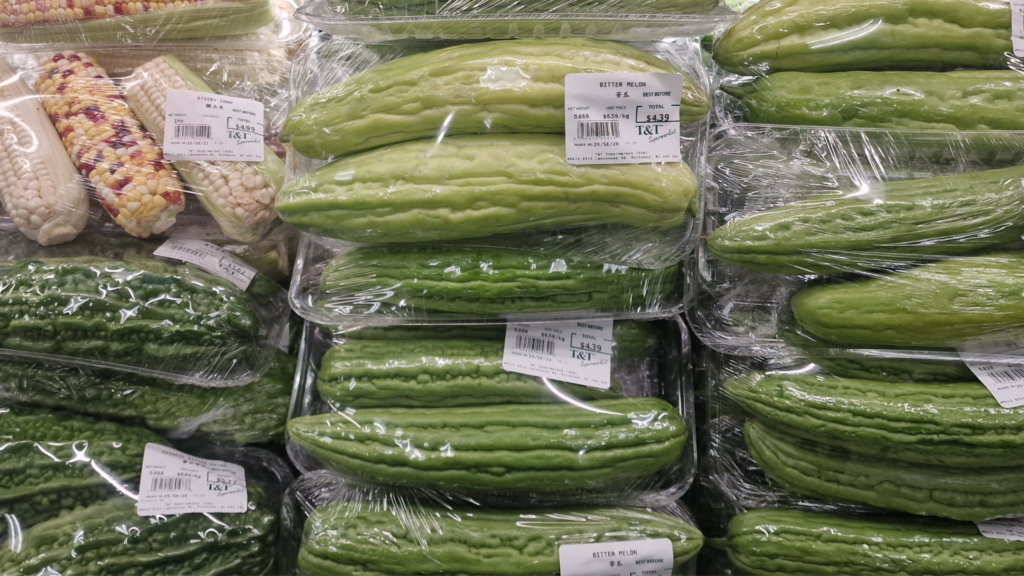 Frutto esotico chiamato bitter melon in un supermercato a Vancouver