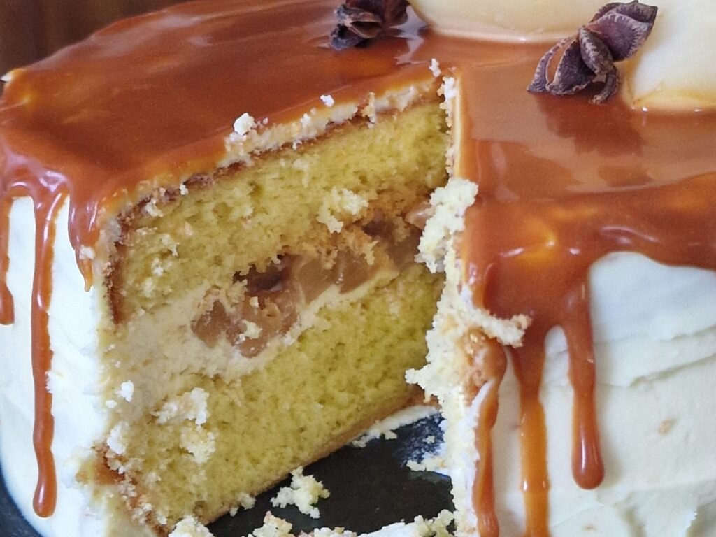 Interno torta pan di spagna pere caramellate cioccolato bianco e caramello salato