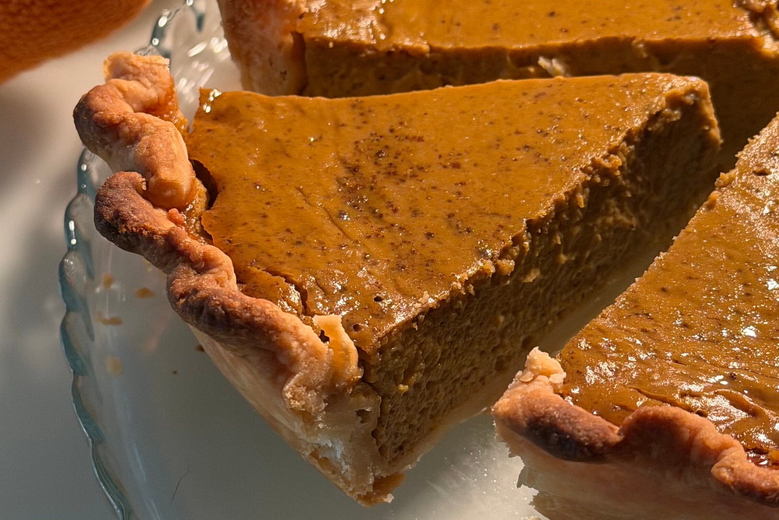 Fetta di pumpkin pie tagliata dalla torta intera