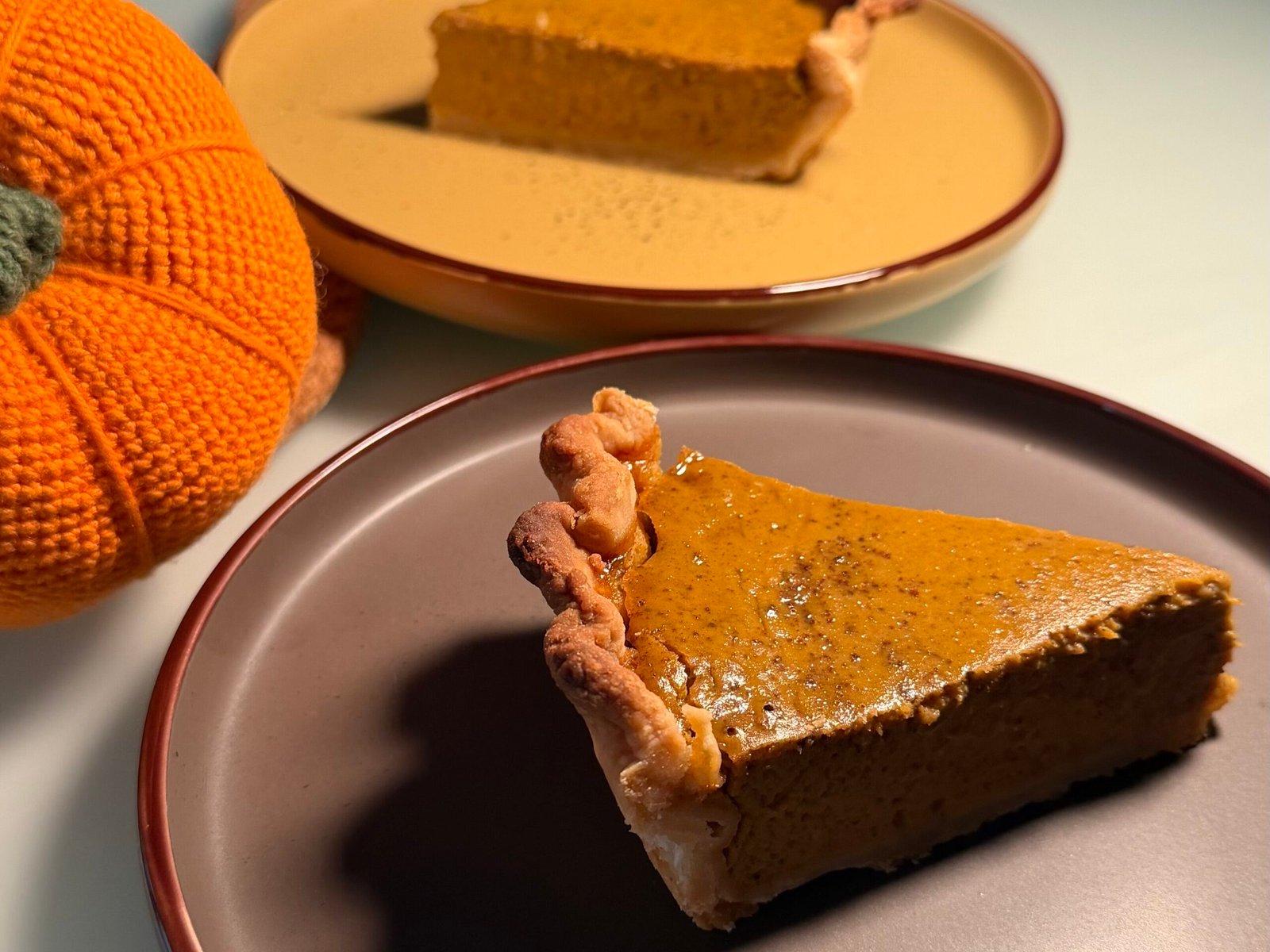 Due fette di pumpkin pie su due piatti separati
