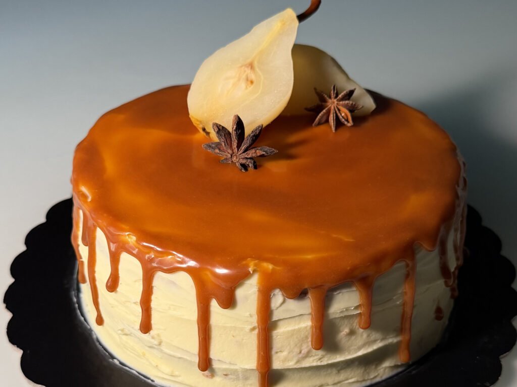 Torta intera con pere cioccolato bianco e caramello salato