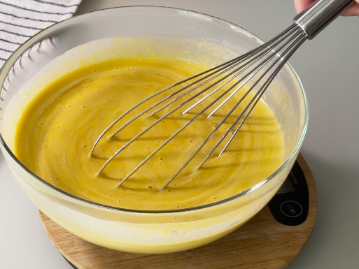 Frusta mescola il ripieno per la pumpkin pie